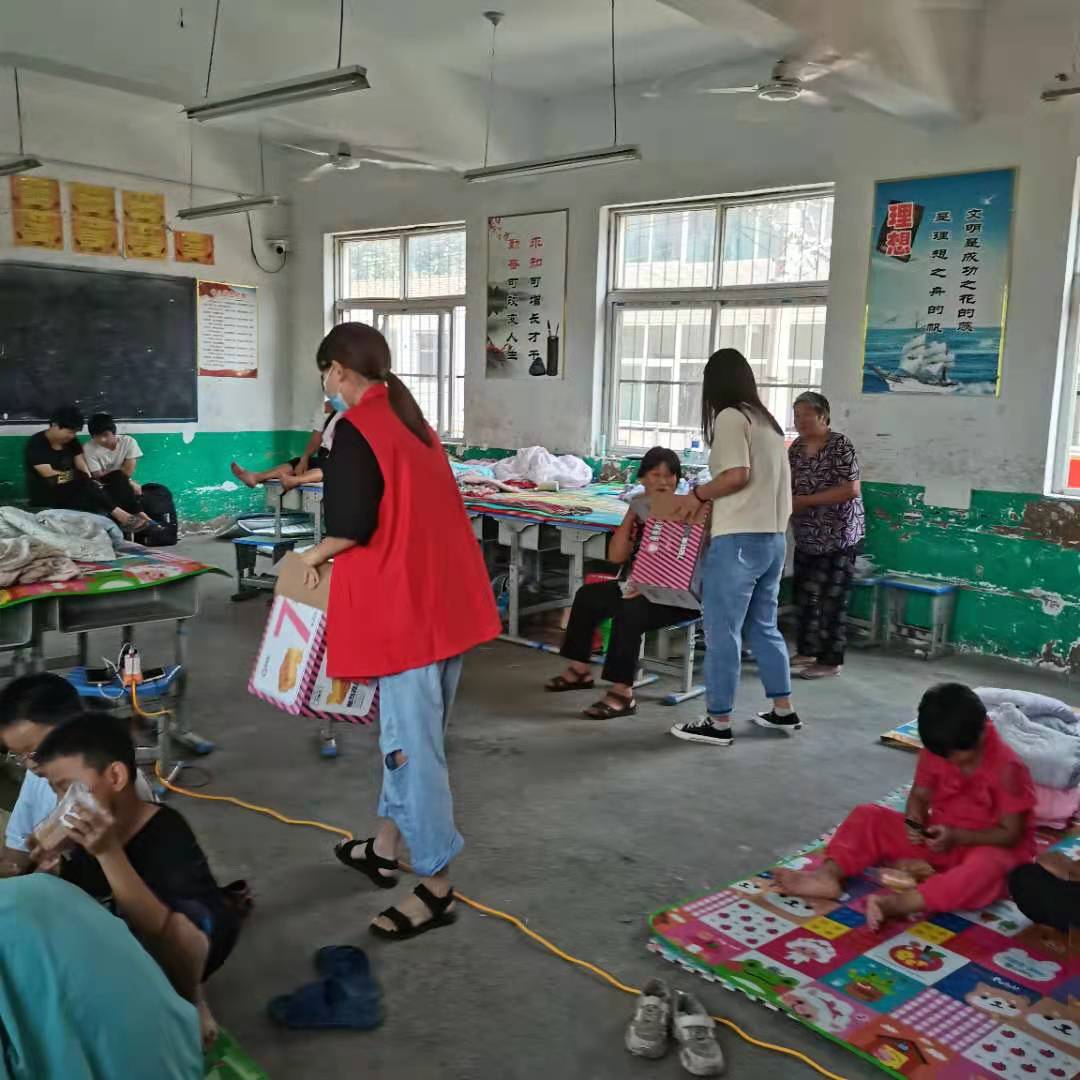人们在看台上的人和小孩在房间里低可信度描述已自动生成 人们在看台上的人和小孩在房间里低可信度描述已自动生成