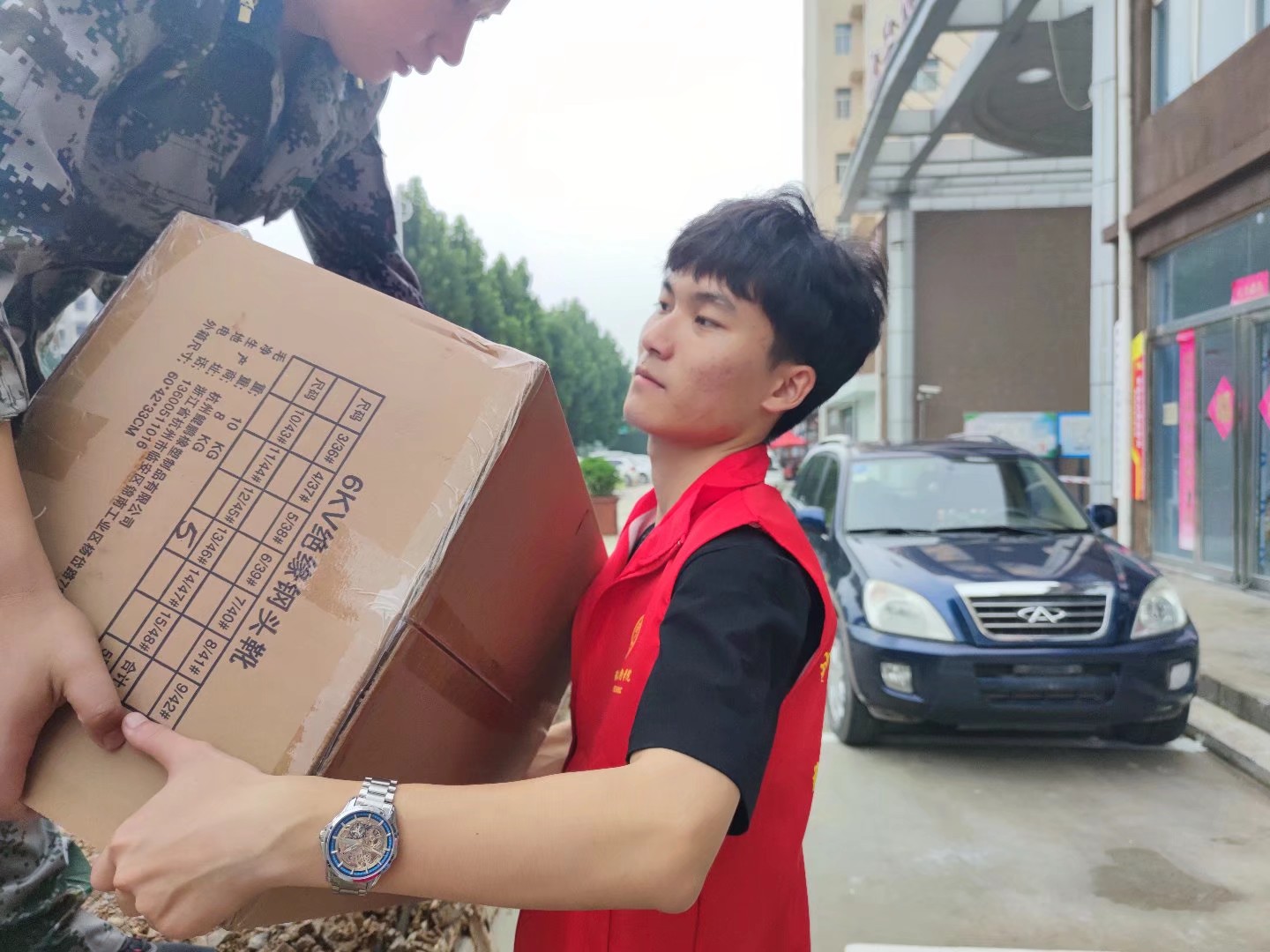 图片包含 人, 户外, 建筑, 女人描述已自动生成 图片包含 人, 户外, 建筑, 女人描述已自动生成