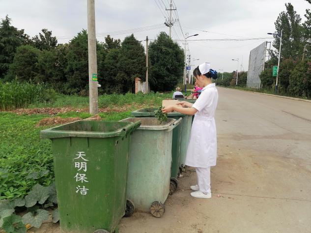 图片包含 户外, 草, 男人, 站描述已自动生成 图片包含 户外, 草, 男人, 站描述已自动生成