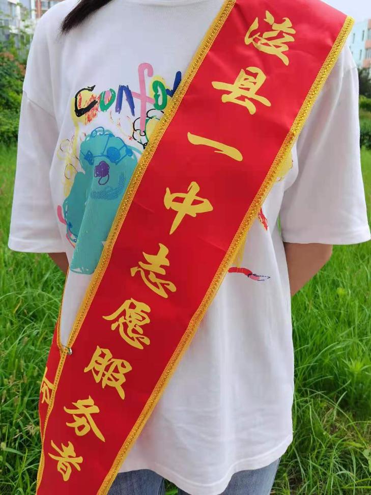 男孩站在草地上低可信度描述已自动生成 男孩站在草地上低可信度描述已自动生成