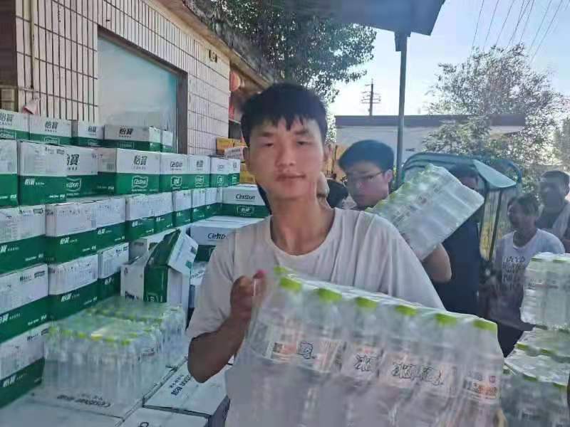 图片包含 人, 户外, 建筑, 男人描述已自动生成 图片包含 人, 户外, 建筑, 男人描述已自动生成