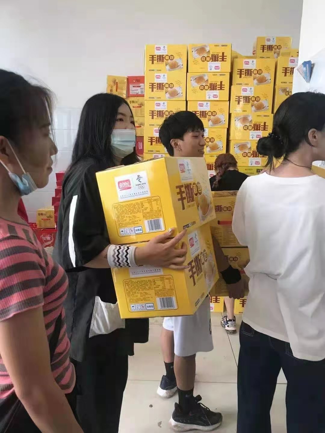 一群人正在聊天描述已自动生成 一群人正在聊天描述已自动生成