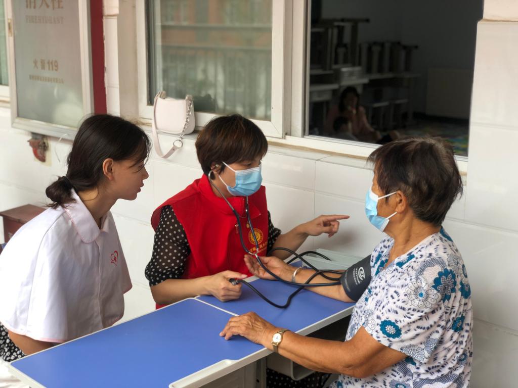 几个人在桌子前中度可信度描述已自动生成 几个人在桌子前中度可信度描述已自动生成